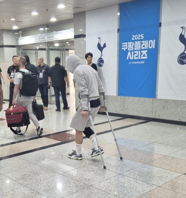 跟队：麦迪逊赛后拄拐通过搀杂采访区 前次受伤亦然这个膝盖