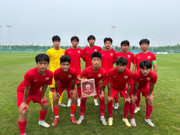 青少年精英联赛决赛第一阶段，上海海港U17队礼服广东广州豹