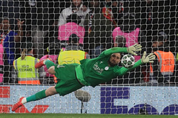 记者：加拉塔萨雷零散多纳鲁马，但还有其他球队对这位门将感酷爱