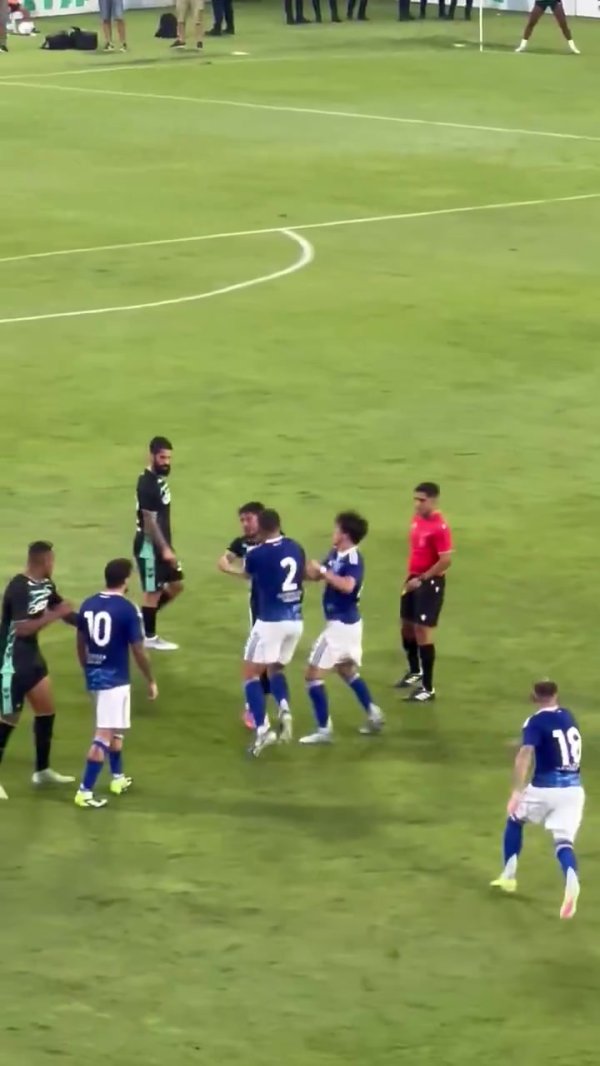 这还是友谊赛吗？贝蒂斯vs科莫爆发热烈任性，多位球员参与