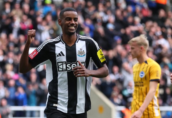 记者: 伊萨克被陈述需在其他球员离开之后自行赶赴检修场