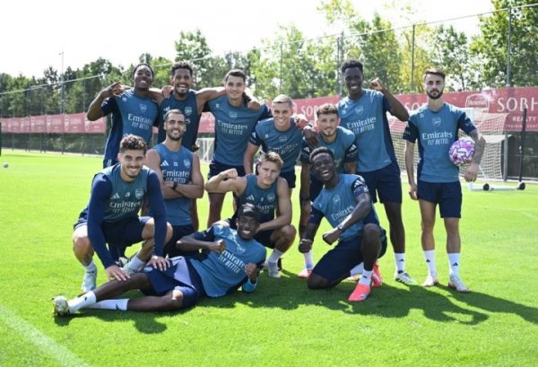 笑不出来😭阿森纳查察赢球小队全员笑颜灿烂，法维却宛若局外东谈主