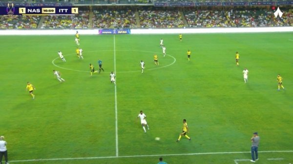 C罗左路麇集踩单车后传中，但被吹罚越位在先