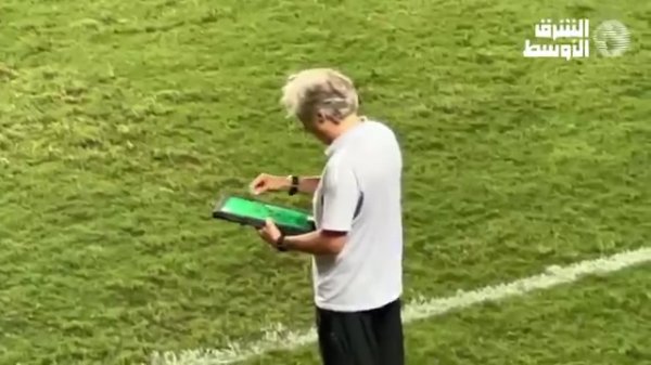 😔10打11辣手！马内被罚下后，到手主帅热苏斯在场边颐养策略板