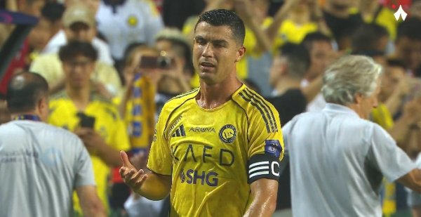 马内被直红罚下，队长C罗对判罚感到相配起火！