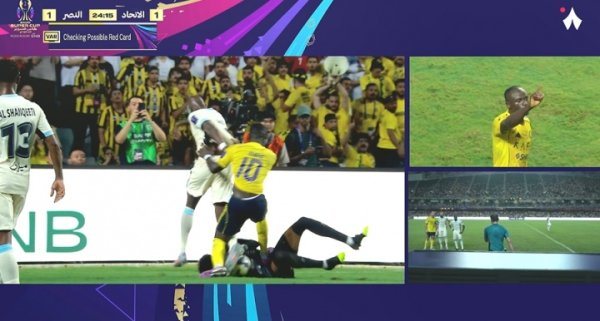 马内直红！马内踩踏门将腹部，裁判看回放后黄牌改为红牌！