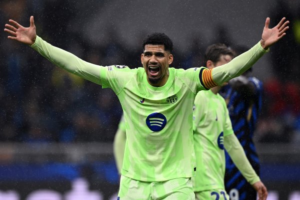 阿斯报：阿劳霍在巴萨的处境一百八十度大转弯，锁定首发概率大增