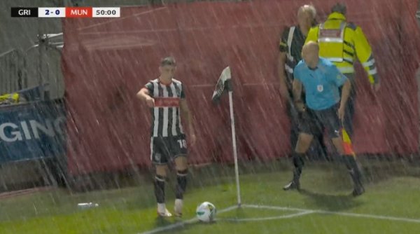 天气突变！曼联下半场刚开不久，现场下起大雨