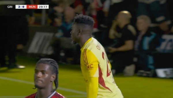 离谱！奥纳纳出击装假，曼联29分钟0-2落伍英乙队！