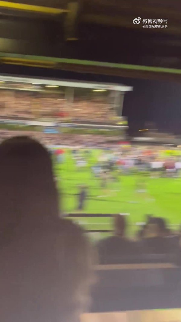 罚失关节点球的姆伯莫被冲场的格林斯比球迷嘲讽，B费保护他离开