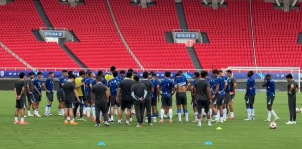 记者：吴曦、谢鹏飞未插足合练，未来对阵三镇出场可能性不大