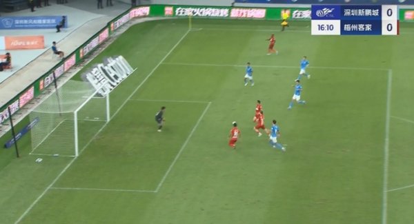 这齐没进！恩戈姆边路传中，门前梅州三东说念主包抄&无东说念主防患离谱踢偏