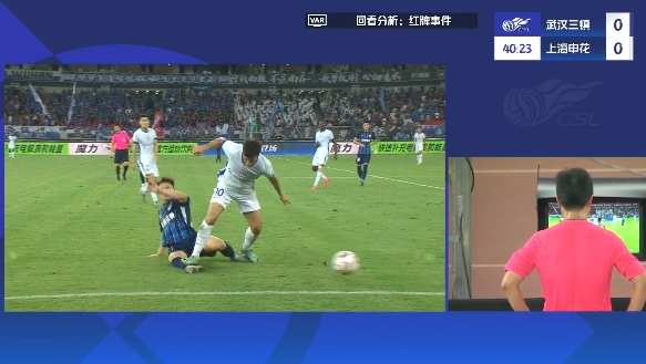 危机算作！特谢拉踩踏邓涵文脚踝，裁判不雅看VAR后对他出示黄牌