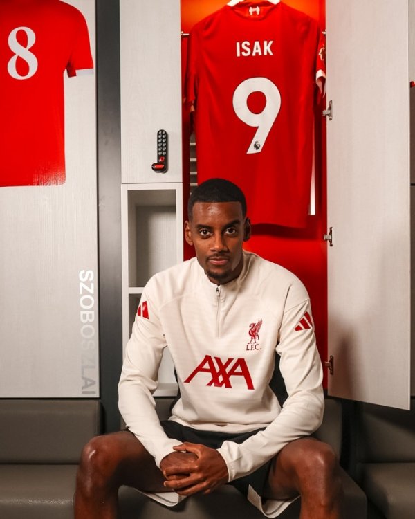 接过努涅斯号码！官方：伊萨克在利物浦将穿9号