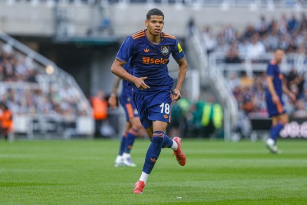 记者：奥苏拉加盟法兰克福的交游告吹，他将留在纽卡担任替补