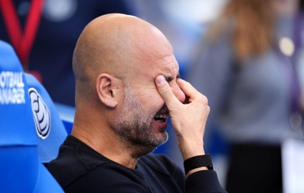 极端错愕！镜头持拍到瓜迪奥拉在场边陆续揉搓额头，持他的秃顶