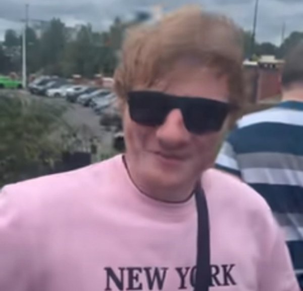 邮报: 球迷假扮成歌手黄雇主混入老特拉福德看拍子摄, 随后被看透