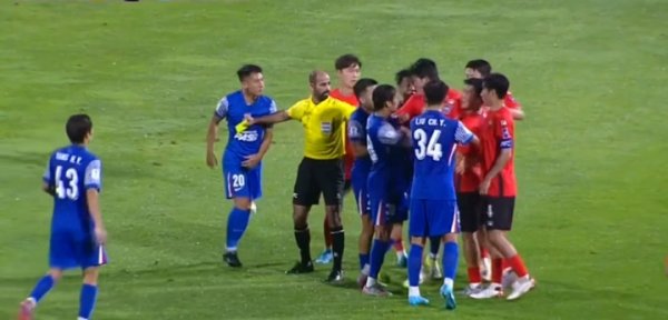 剑拔弩张！于汉超铲球后与敌手发生冲破，随后裁判出示黄牌