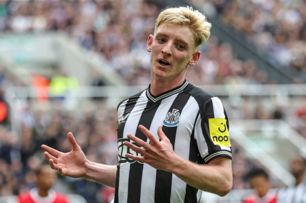 戈登：巴萨让咱们很难像昔日一样施压，佩德里和德容至极出色