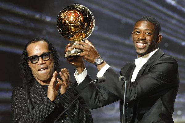 载誉而归！RMC：登贝莱将金球奖杯带回家乡，激勉激越