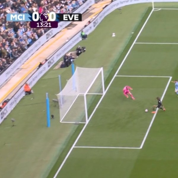 曼城几乎过期！阿克后场出球被断，贝托后点铲佛门没打上！