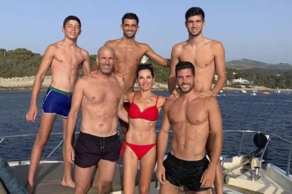 传闻谁费力？皆达内4个女儿：宗子退役次子进天下杯，4子但愿之星