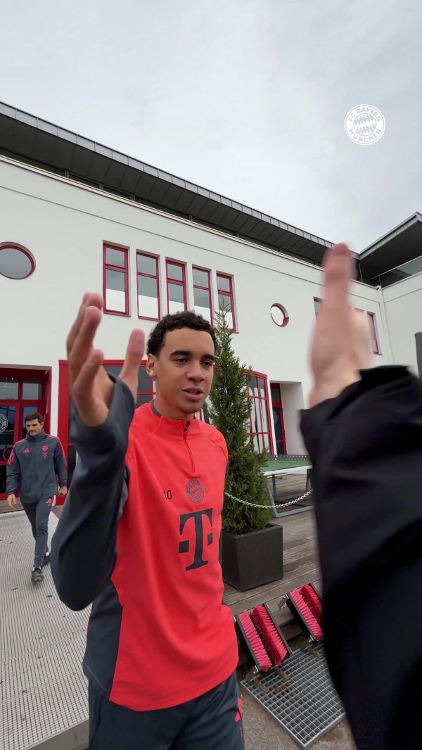 复出越来越近！拜仁官方发布穆西亚拉转头考试场视频