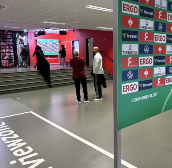 相谈甚欢！记者：孔帕尼赛后与科隆主帅夸斯尼奥克调换