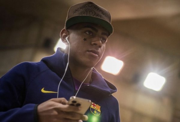 每体：亚马尔脸上的星形贴纸是医疗居品，用于休养芳华痘或小伤口