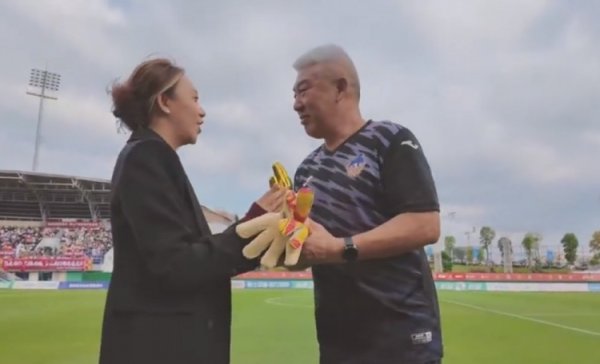 定南赣联为守门员解释李伟举行退休典礼，其从事管事解释36年