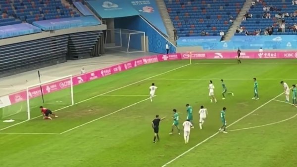 一支穿云箭！19岁李新翔第95分钟推动后远射破门，助上海绝杀新疆