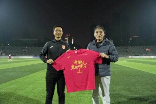 重庆足球精神世代相传，重庆铜梁龙向李章洙转圜冲超缅想球衣