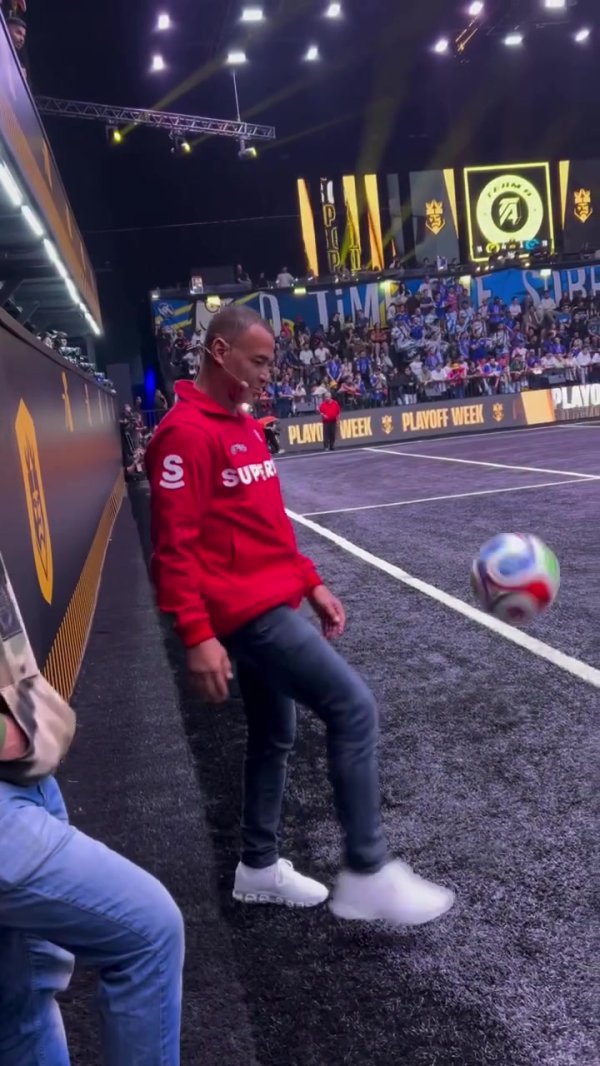 宝刀不老👍卡福国王联赛场边秀技俩颠球