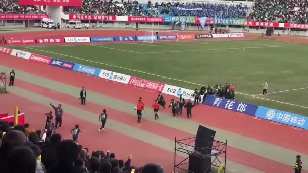 球员飞踹裁判后续！川超修起：公安机关对涉事东说念主员进行访谒处理