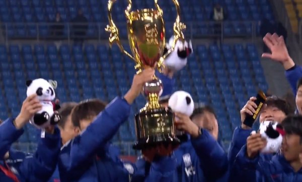 授奖典礼：韩国队举起本届熊猫杯奖杯 中国队得益亚军银盘