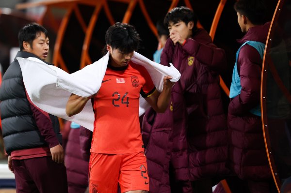 汪士钦本届推崇：踢呲致丢球+膺惩看成染红，打败韩国U22踢满全场
