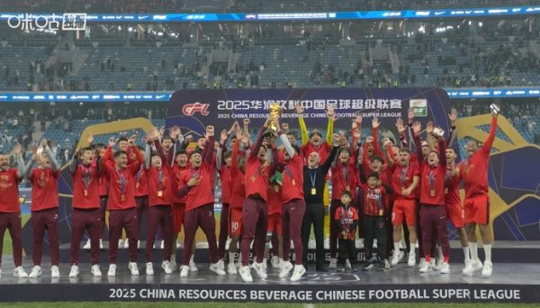 咱们是冠军🏆武磊、王燊超共同捧动怒神杯，海港中超第4冠