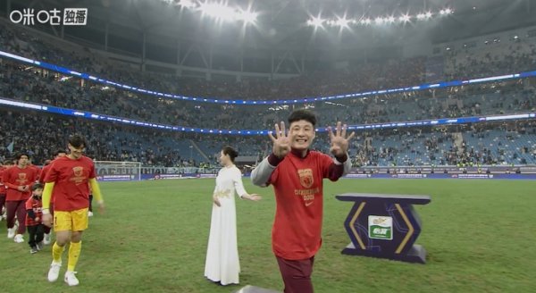 本赛季因伤仅踢6场！武磊领取中超冠军奖牌，抖擞向镜头比“4”