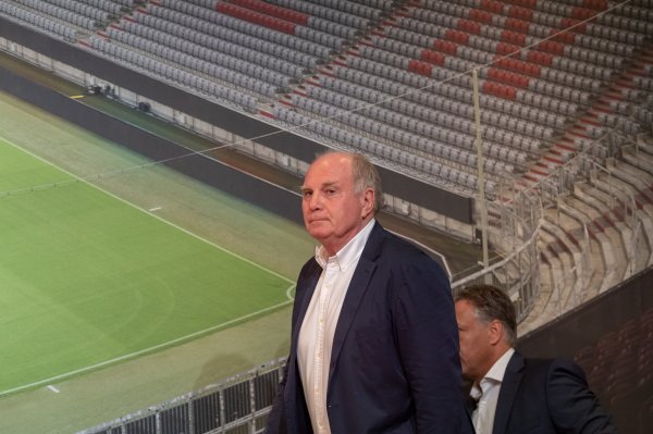 赫内斯：克洛普08年曾甘愿执教拜仁，但鲁梅尼格坚抓要克林斯曼