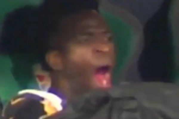 马卡报：维尼修斯被拍到在替补席打哈欠，是困了已经漠不柔顺？