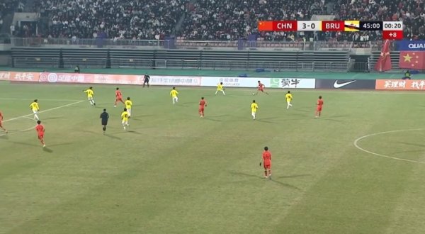 补时八分钟！文莱门将上半场多次倒地，裁判给了8分钟补时