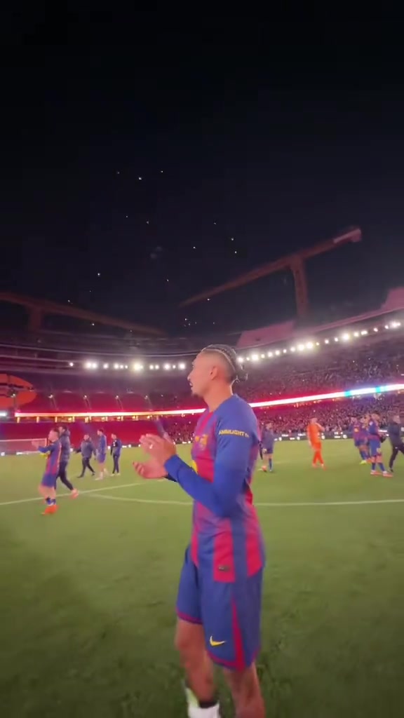 这才是家🥹巴萨时隔2年半重回诺坎普 球员与球迷共赏秀好意思烟花秀