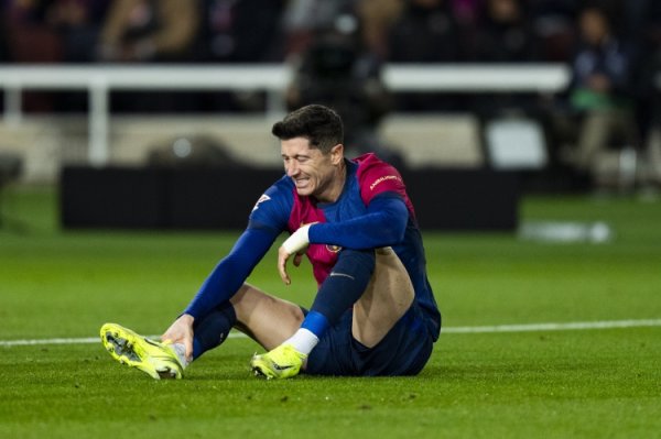 该换个东说念主罚了？单赛季在西甲2次罚丢点球，莱万是巴萨队史首东说念主